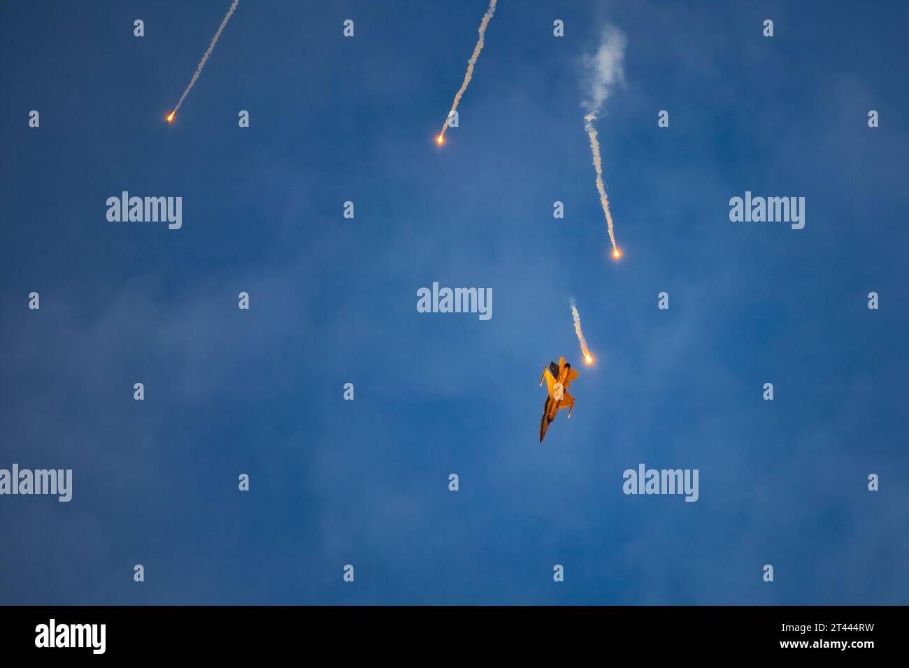 Leszno, Pologne - juin 16 2023 : Antidotum Airshow Leszno 2023 et spectacles acrobatiques pleins de fumée de F-16 Tiger Demo Team sur un ciel nuageux Banque D'Images