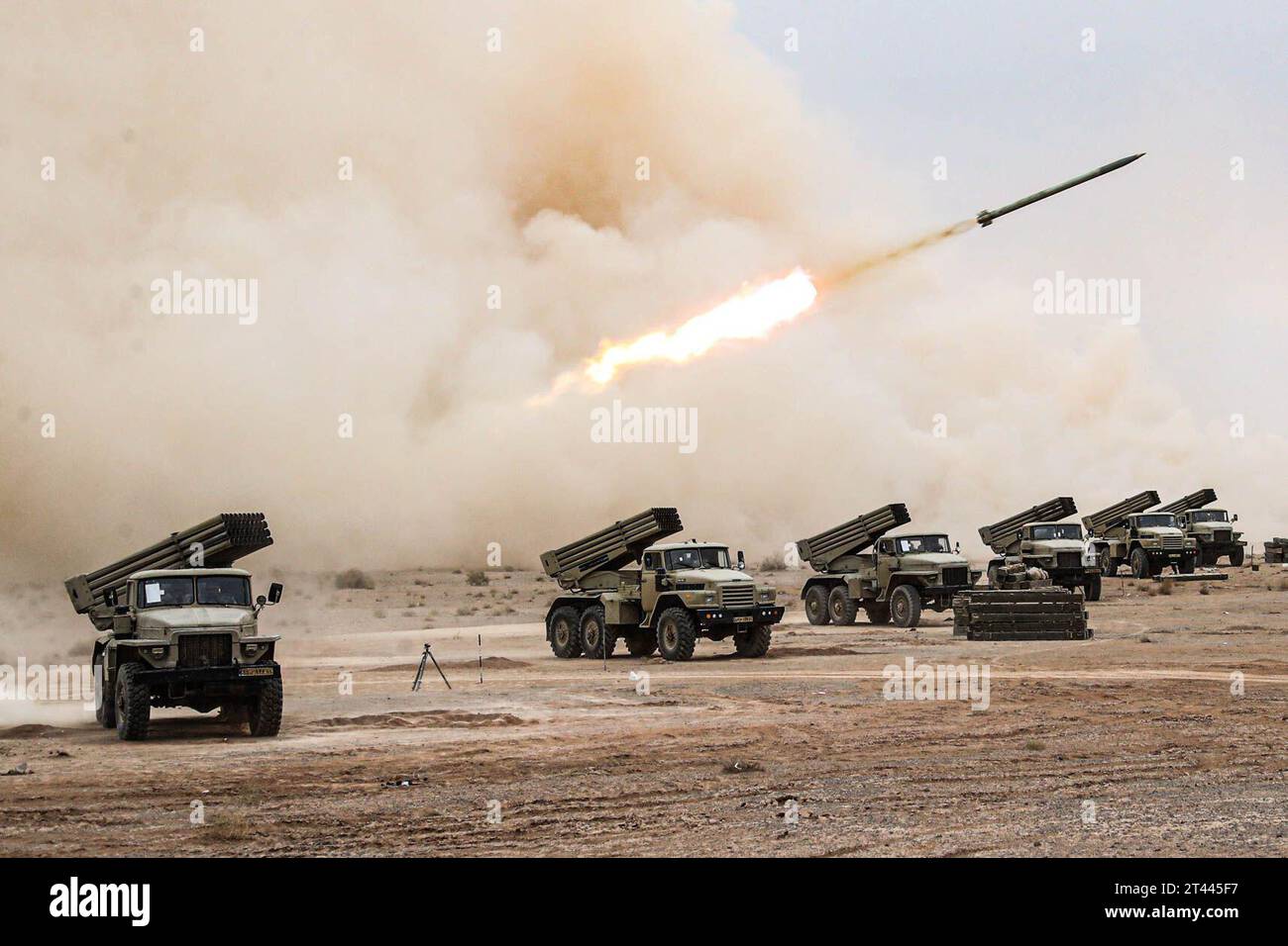 Nasr Abad, Ispahan, Iran. 28 octobre 2023. Des missiles sont lancés pendant un exercice de force terrestre. Dans un contexte de tension croissante au Moyen-Orient en raison du conflit israélo-Hamas en cours, l'armée iranienne a annoncé le 27 octobre le début d'un « exercice militaire massif » dans la région centrale du pays pour évaluer les capacités de combat et tester de nouvelles armes. (Image de crédit : © Bureau de l'armée iranienne via ZUMA Press Wire) USAGE ÉDITORIAL SEULEMENT! Non destiné à UN USAGE commercial ! Crédit : ZUMA Press, Inc./Alamy Live News Banque D'Images