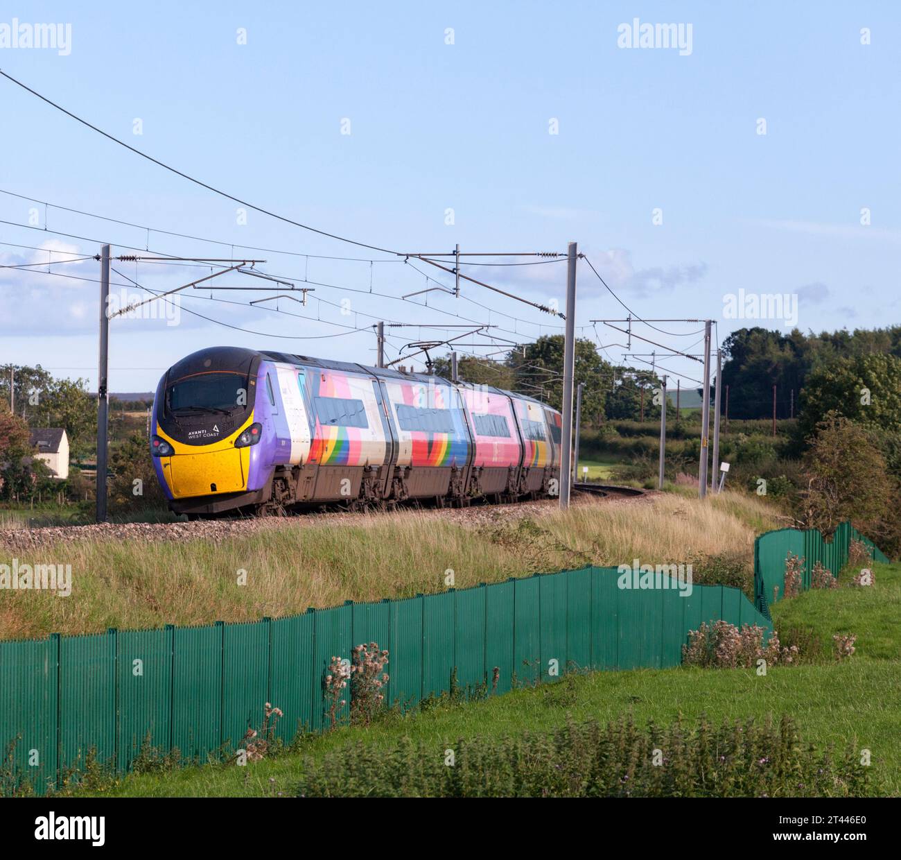 Premier train Trenitalia avant West Coast Alstom Pendolino 390119 sur la ligne principale de la côte ouest à Cumbria portant les couleurs Pride Banque D'Images