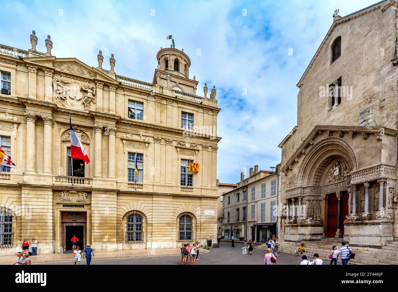 Hôtel de ville (Hôtel Deville) et entrée de la cathédrale St Trophime, place de la République, Arles, Bouches du Rhône, Provence-Alpes-Côte d'Azur, France Banque D'Images