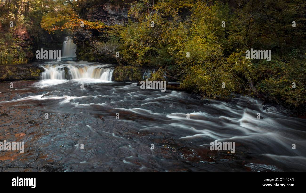 La cascade du Ddwli inférieur, Sgwd Ddwli ISAF sur la rivière Neath, près de Pontneddfechan dans le sud du pays de Galles, Royaume-Uni. Banque D'Images