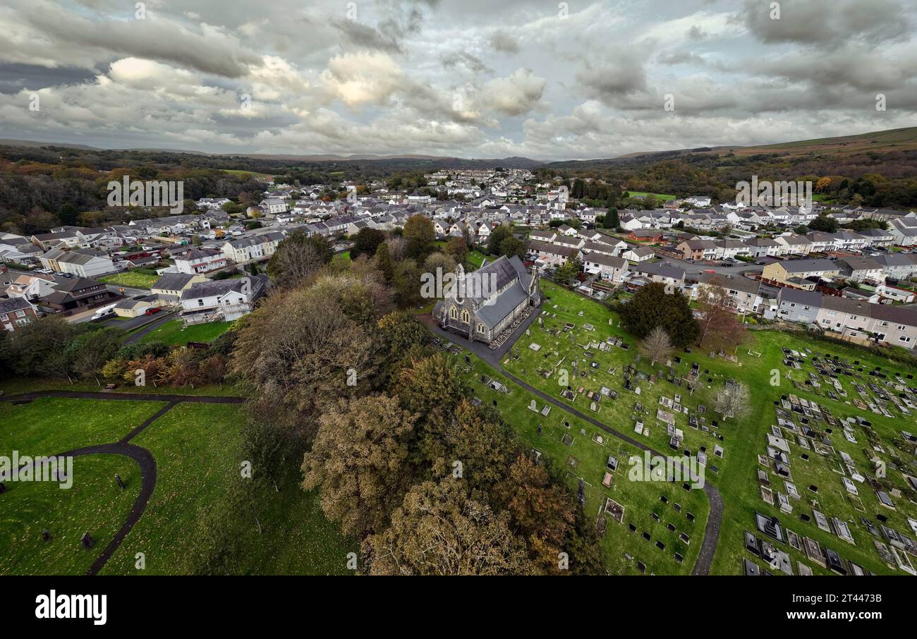 Editorial Swansea, Royaume-Uni - OCTOBRE 23 2023 : vue aérienne de l'église St Cynog à Ystradgynlais, une vieille ville de langue galloise dans la haute vallée de Swansea Banque D'Images