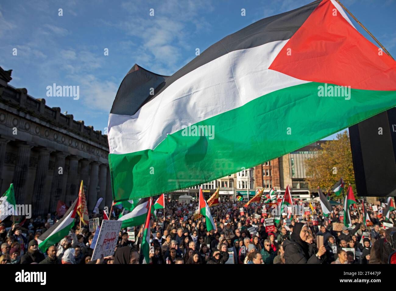 Edinburgh Mound, Écosse, Royaume-Uni. 28 octobre 2023. Manifestation de solidarité palestinienne et marche vers l'ambassade américaine. Crédit : Archwhite/alamy Live News. Banque D'Images