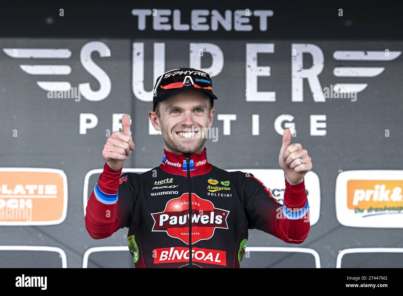 Le Belge Eli Iserbyt célèbre sur le podium après avoir remporté la