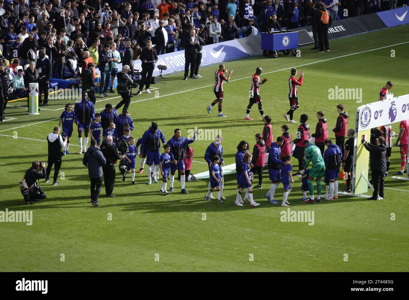 Chelsea, Londres, Royaume-Uni. 28 octobre 2023. Chelsea football Club joue Brentford dans leur stade Stamford Bridge. OPS : les équipes entrent sur le terrain crédit : Motofoto/Alamy Live News Banque D'Images