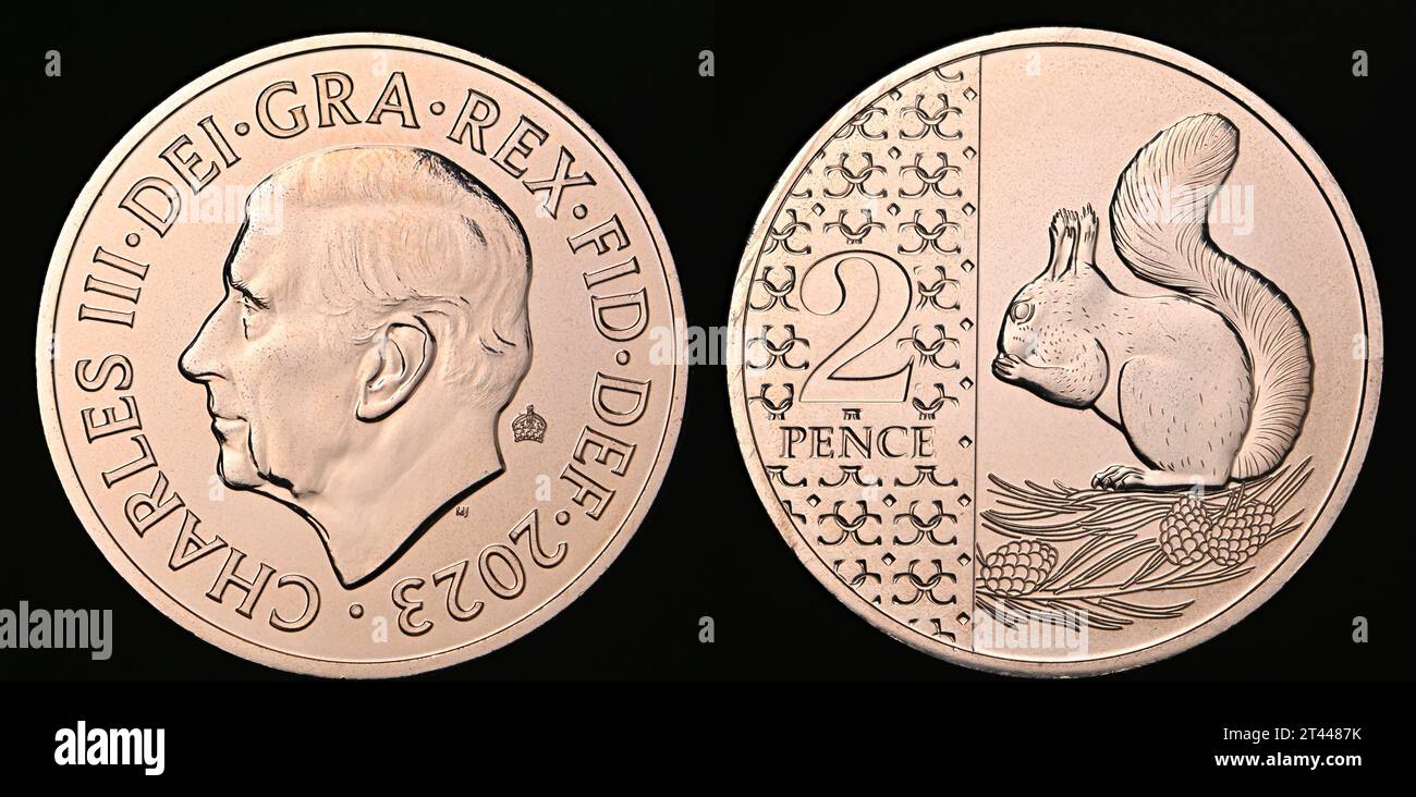 Première pièce définitive de 2p représentant le roi Charles III, émise en 2023. Écureuil roux Banque D'Images