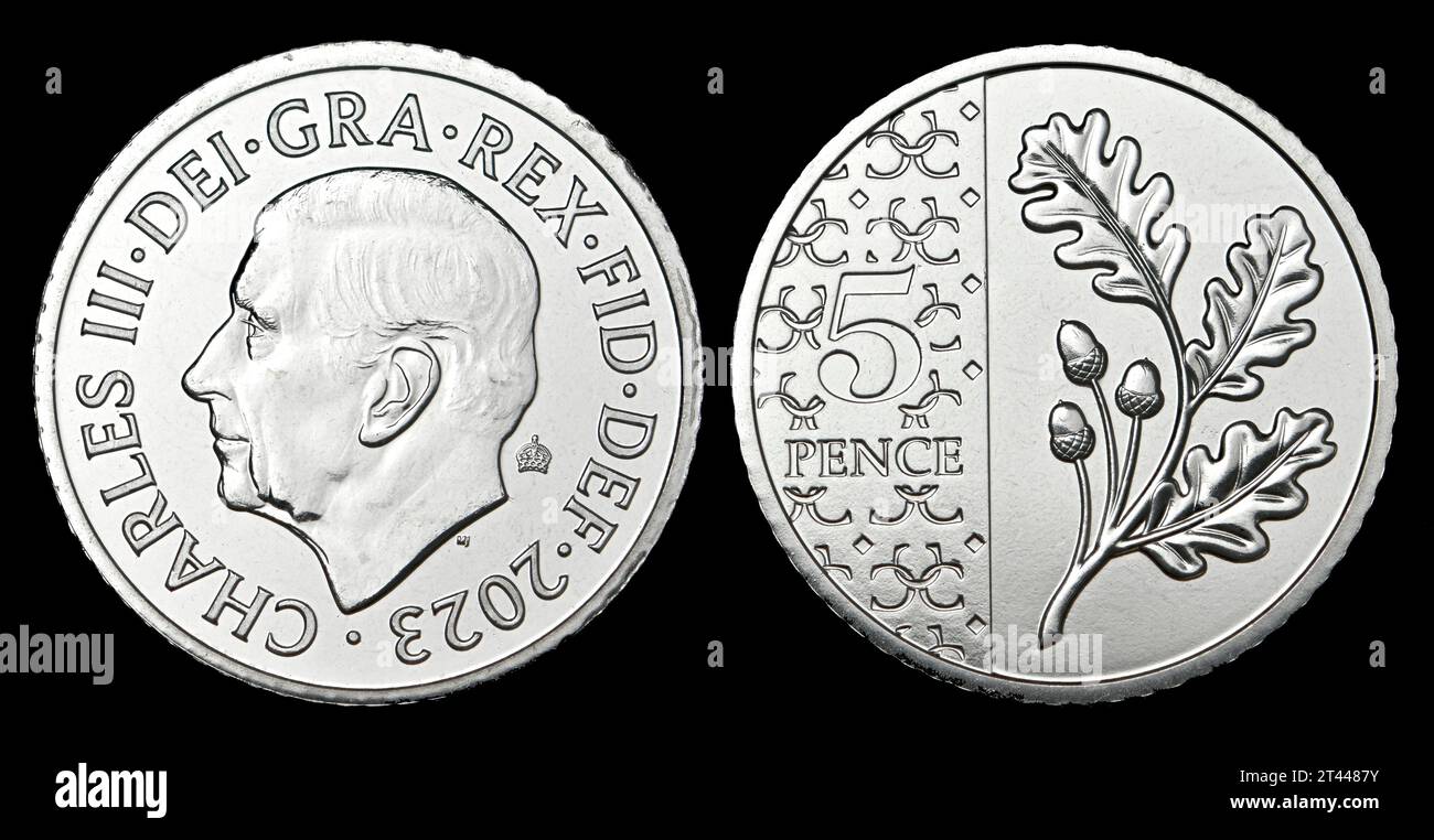 Première pièce définitive de 5p représentant le roi Charles III, émise en 2023. Feuilles de chêne et glands Banque D'Images