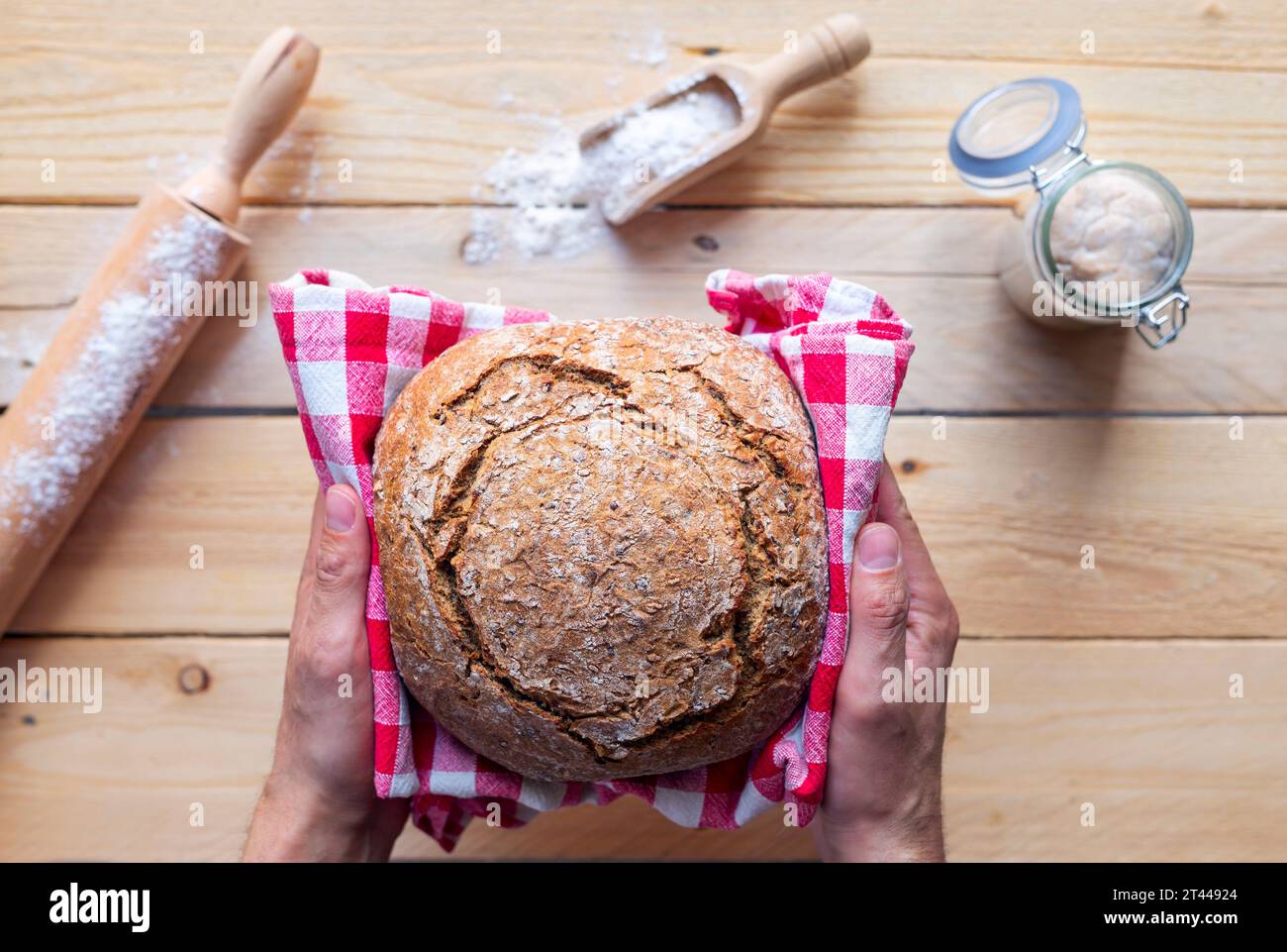 recette de pain au levain, rouleau à pâtisserie au levain et farine en arrière-plan Banque D'Images