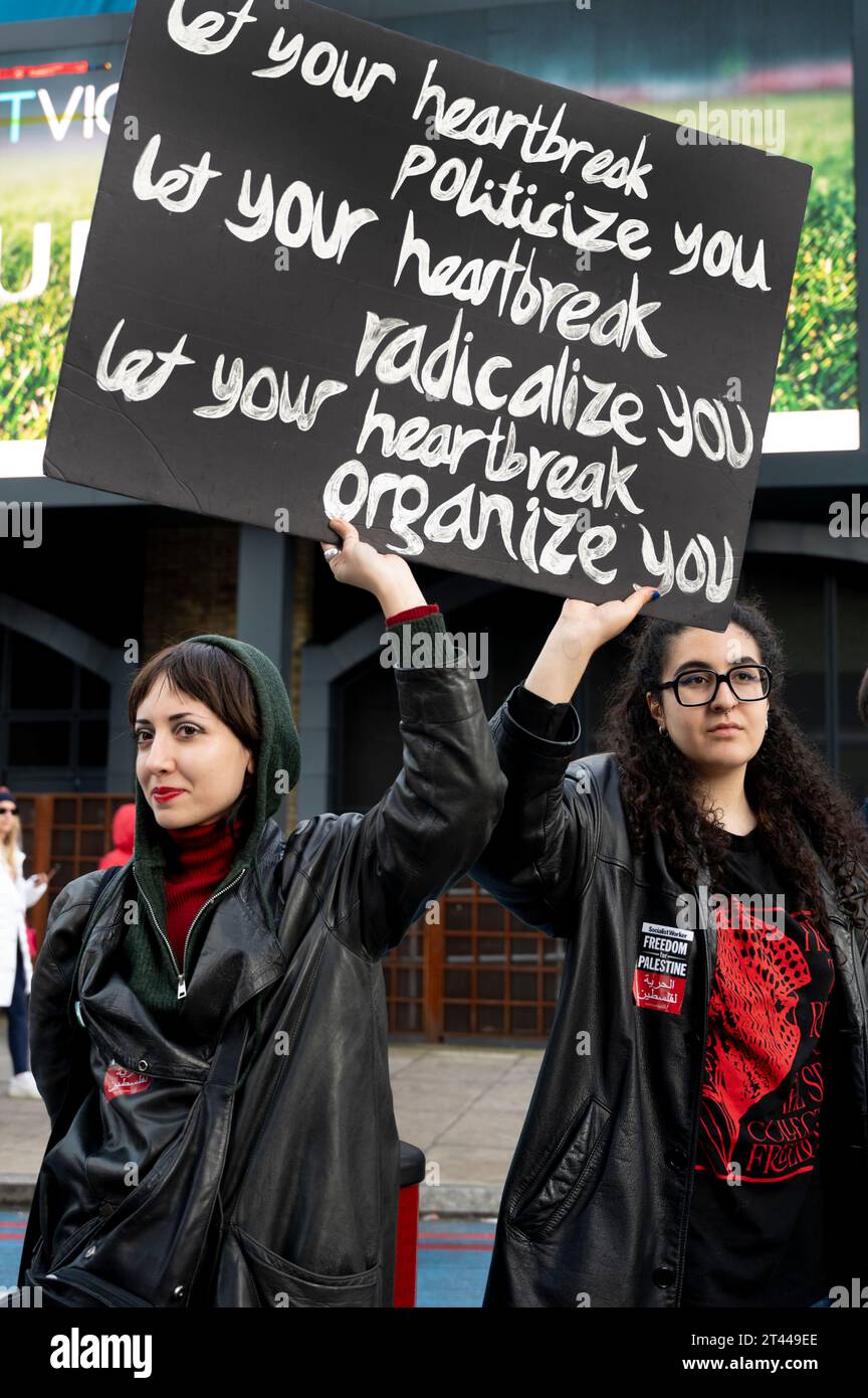 Le 28 octobre 2023, des masses de personnes ont défilé dans le centre de Londres pour protester contre le bombardement israélien de Gaza. Deux jeunes femmes . Banque D'Images