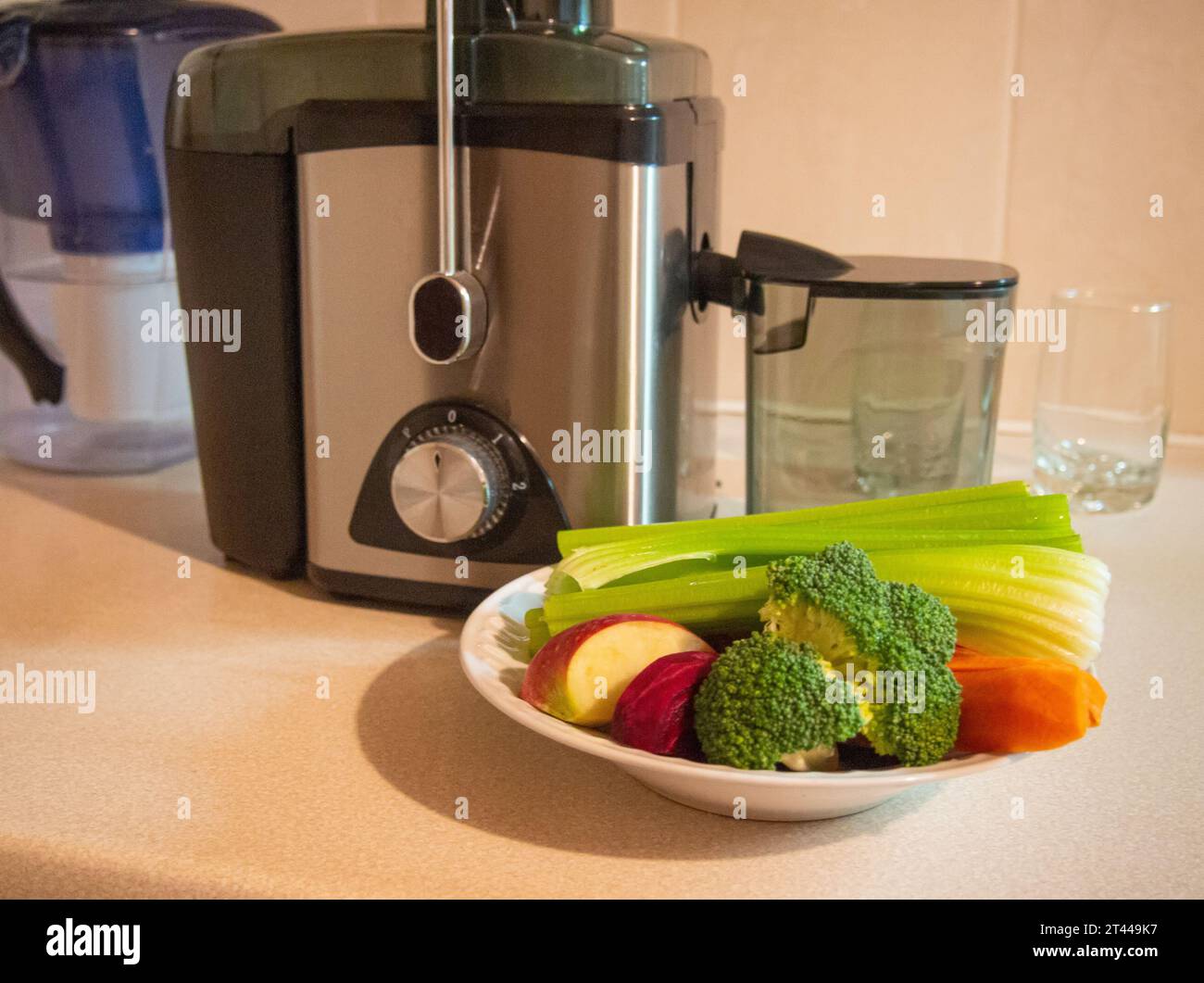 Presse-agrumes avec assiette de légumes frais. Préparation du jus de légumes Banque D'Images