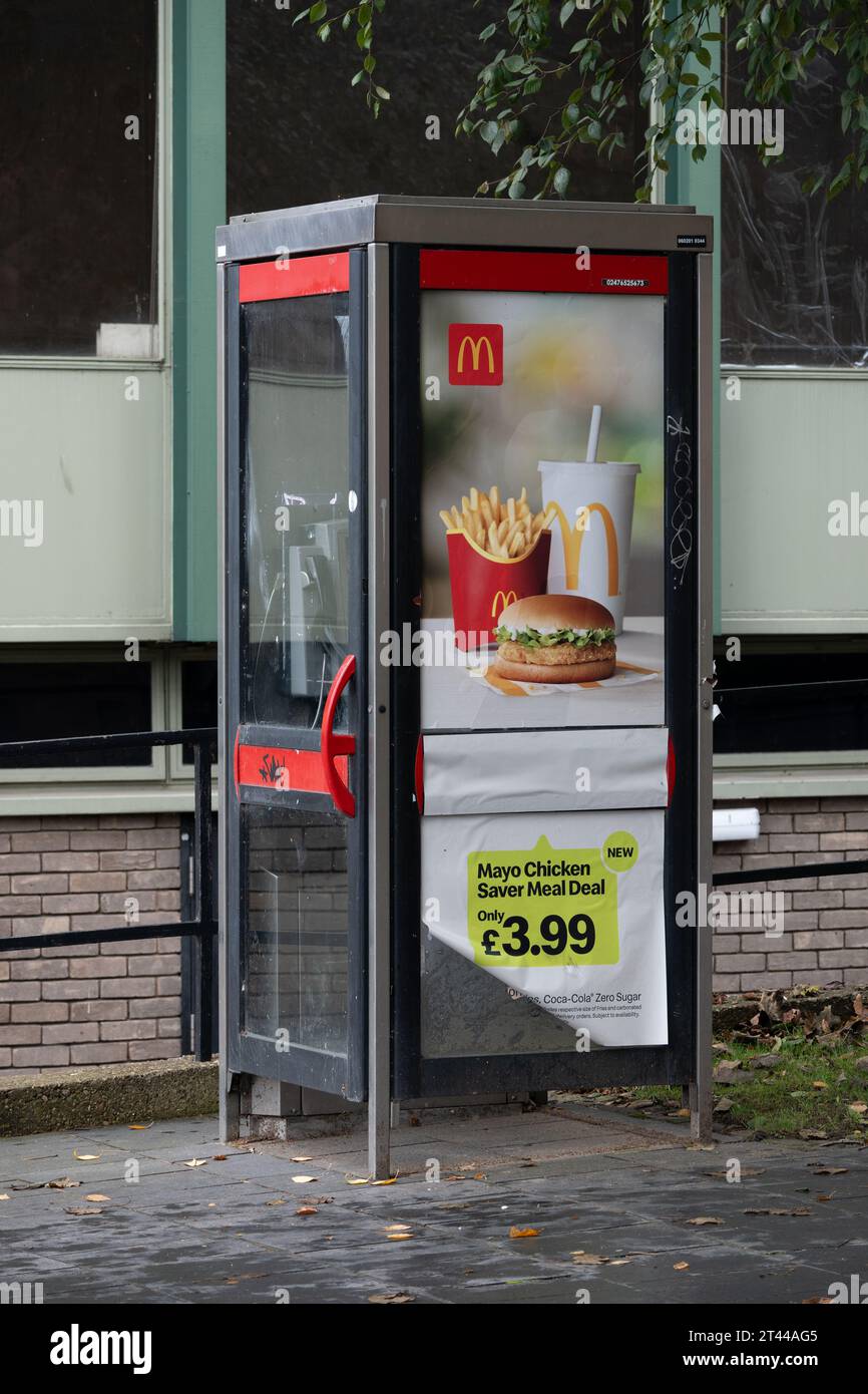 Une borne téléphonique avec une publicité McDonald’s, Coventry, Royaume-Uni Banque D'Images