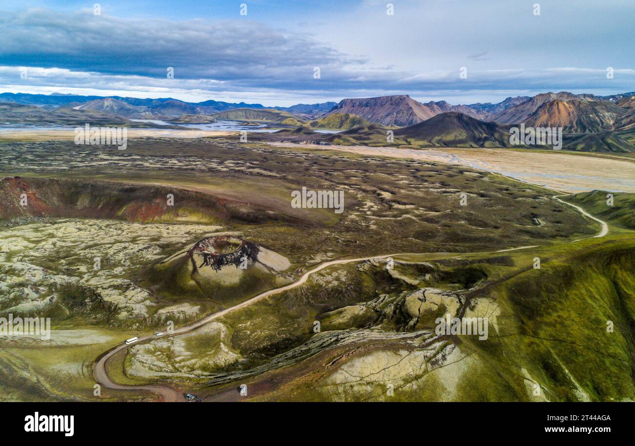 Vue aérienne du paysage de cratère volcanique à Landmannalaugar, Islande Banque D'Images