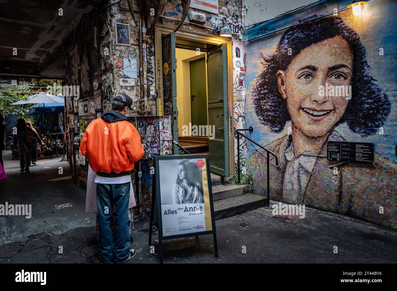 Berlin Mitte, Haus Schwarzenberg mit Anne Frank Zentrum an der Rosenthaler Straße - 28.10.2023 Berlin *** Berlin Mitte, House Schwarzenberg avec Anne Frank Center at Rosenthaler Straße 28 10 2023 Berlin Credit : Imago/Alamy Live News Banque D'Images