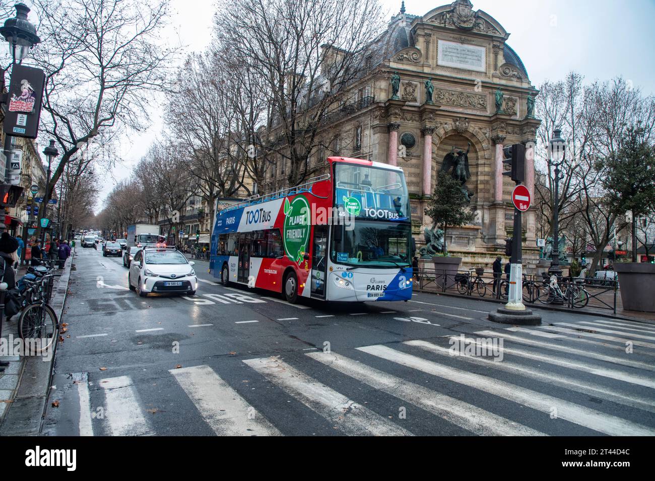 Hop on hop off, Toot bus, bus touristique sur la route à Paris France Banque D'Images