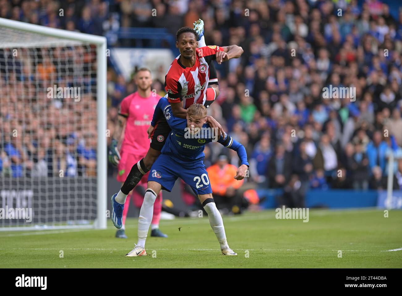 Londres, Royaume-Uni. 28 octobre 2023. Cole Palmer de Chelsea et Ethan Pinnock de Brentford FC pendant le match Chelsea vs Brentford Premier League à Stamford Bridge London Credit : MARTIN DALTON/Alamy Live News Banque D'Images