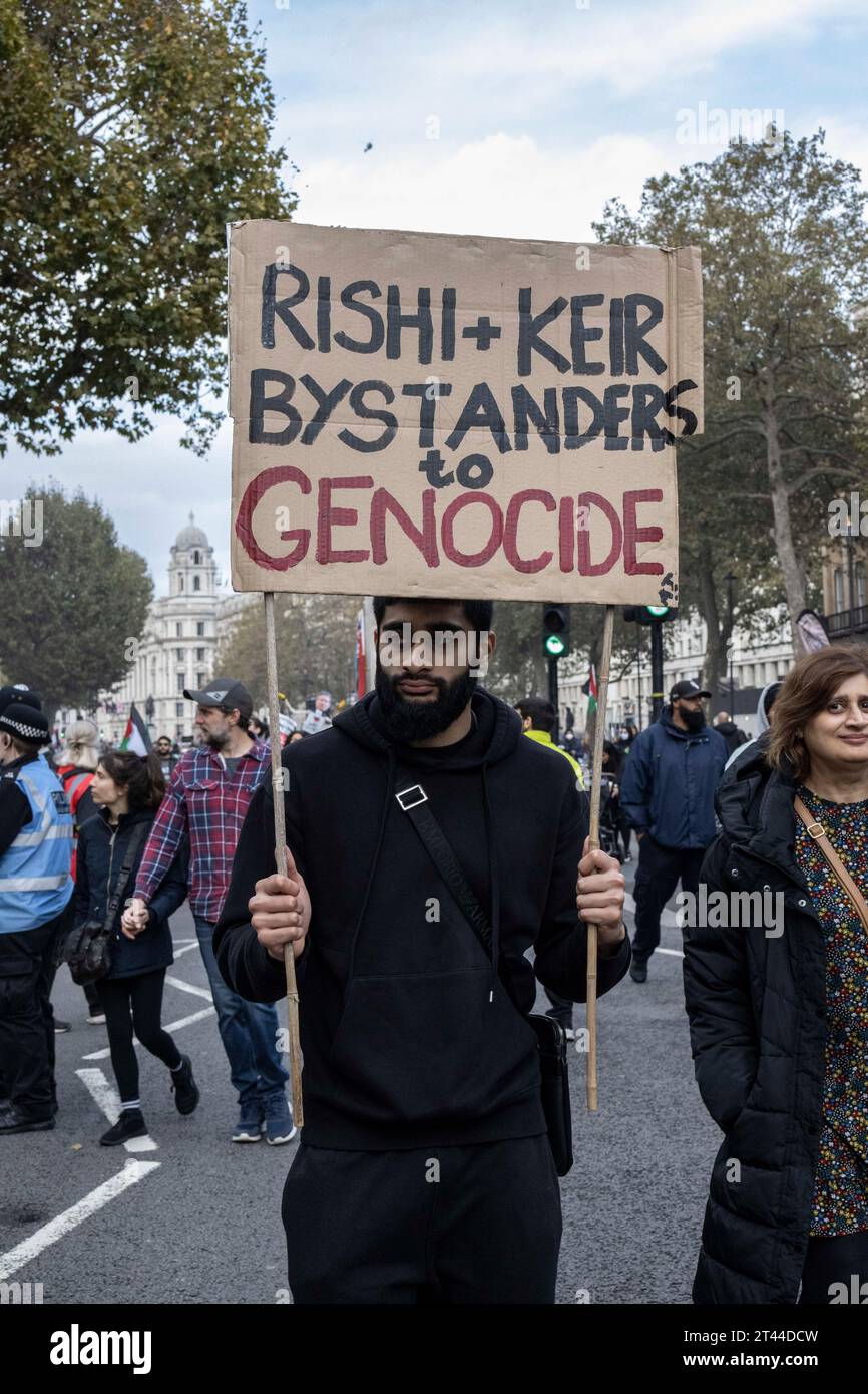 Environ 100 000 personnes prennent part à la manifestation Palestine libre et anti- Moyen-Orient invasion de Gaza à Westminster, centre de Londres Westminster, centre de Londres, le 28 octobre 2023 Credit : Jeff Gilbert/Alamy Live News Banque D'Images