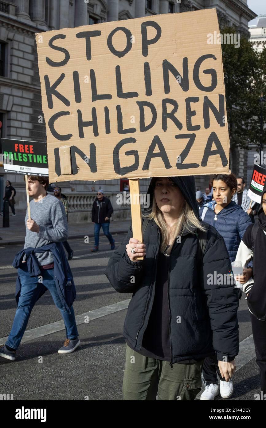 Environ 100 000 personnes prennent part à la manifestation Palestine libre et anti- Moyen-Orient invasion de Gaza à Westminster, centre de Londres Westminster, centre de Londres, le 28 octobre 2023 Credit : Jeff Gilbert/Alamy Live News Banque D'Images