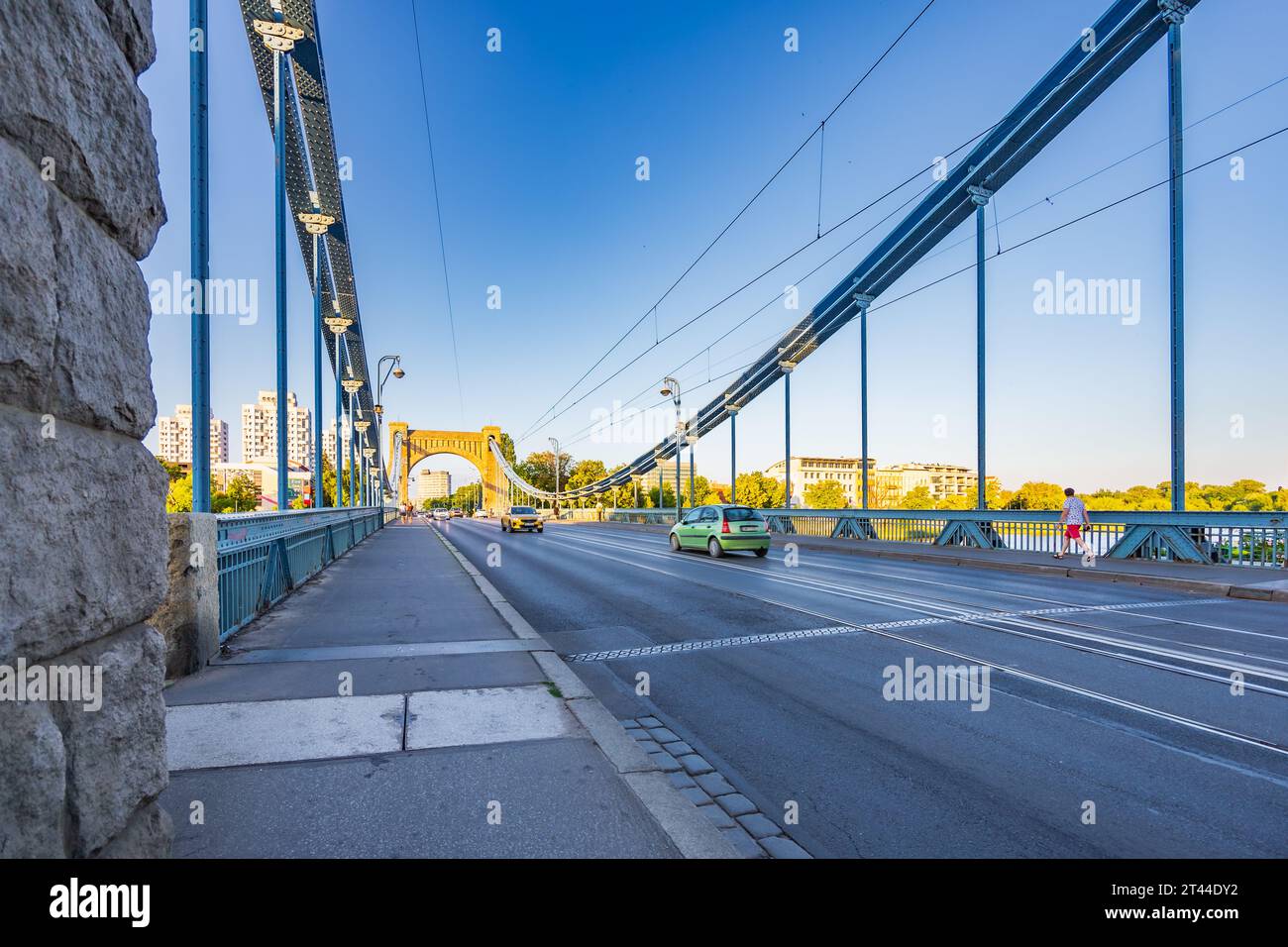 Wroclaw, Pologne - juin 25 2023 : beau et vieux pont Grunwaldzki avec route et voitures à l'après-midi ensoleillé avec beau ciel bleu Banque D'Images
