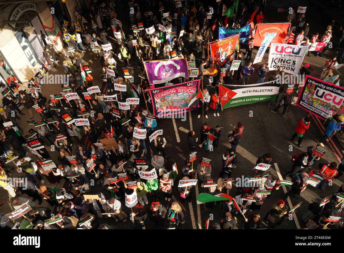Centre de Londres, 28 octobre 2023, Royaume-Uni - environ 150 00 personnes ont défilé une fois de plus dans les rues de Londres pour s'opposer au bombardement de Gaza par Isreal, en réponse à l'attaque du 7 octobre contre Israël. La marche était bruyante, grande et bruyante, mais paisible. La marche a pris plusieurs hpurs pour atteindre sa destination à Parliamnet Square, avec beaucoup de congrats à Whitehall et près de Traflagar Square. Crédit : Natasha Quarmby/Alamy Live News Banque D'Images