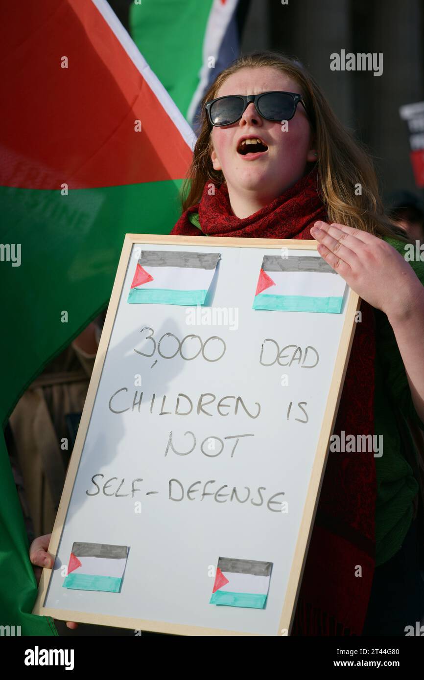 Édimbourg Écosse, Royaume-Uni 28 octobre 2023. Des centaines de manifestants pro-palestiniens se rassemblent à The Mound pour un rassemblement, puis défilent le long de Princes Street jusqu'au consulat général des États-Unis. crédit sst/alamy live news Banque D'Images
