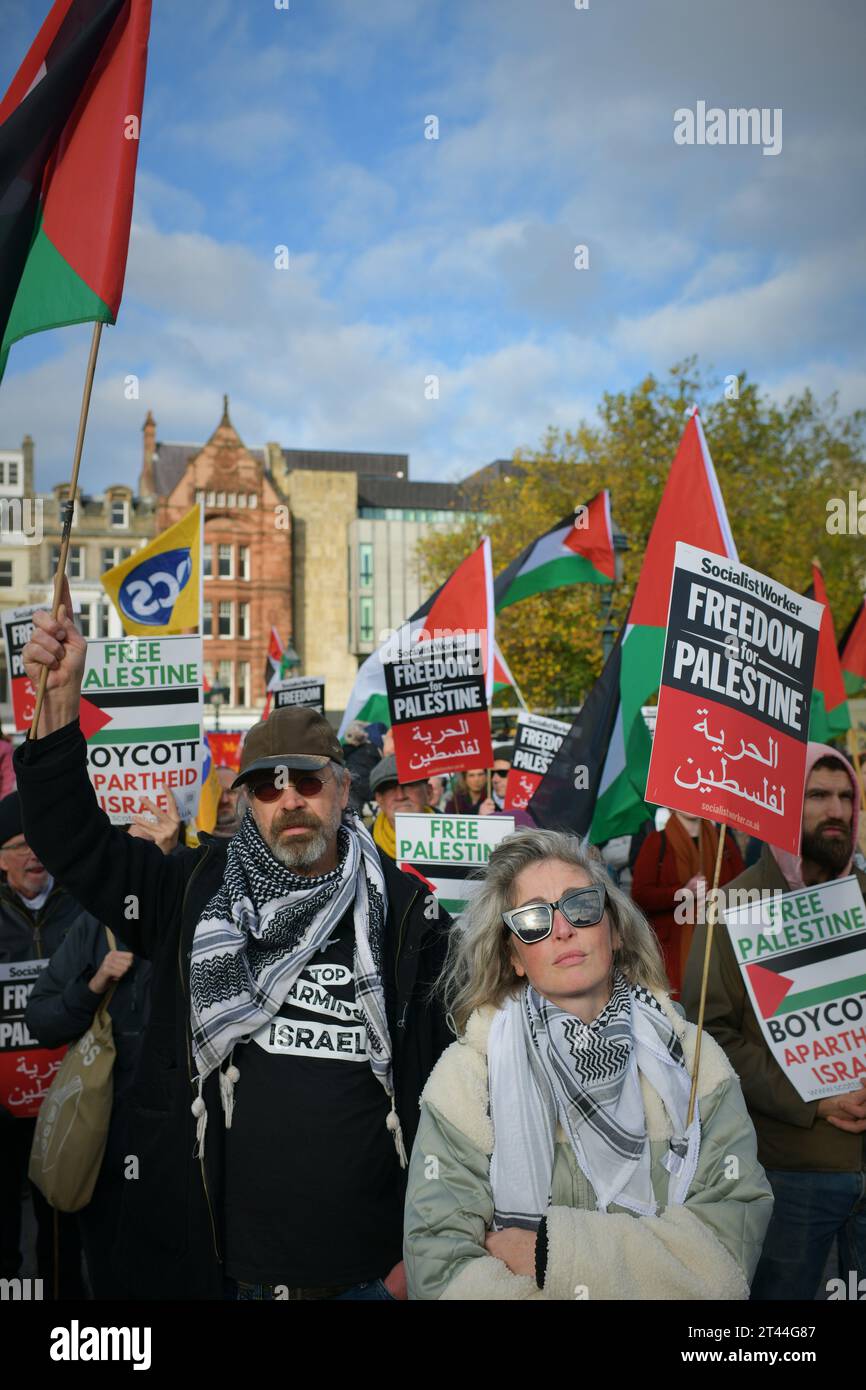 Édimbourg Écosse, Royaume-Uni 28 octobre 2023. Des centaines de manifestants pro-palestiniens se rassemblent à The Mound pour un rassemblement, puis défilent le long de Princes Street jusqu'au consulat général des États-Unis. crédit sst/alamy live news Banque D'Images