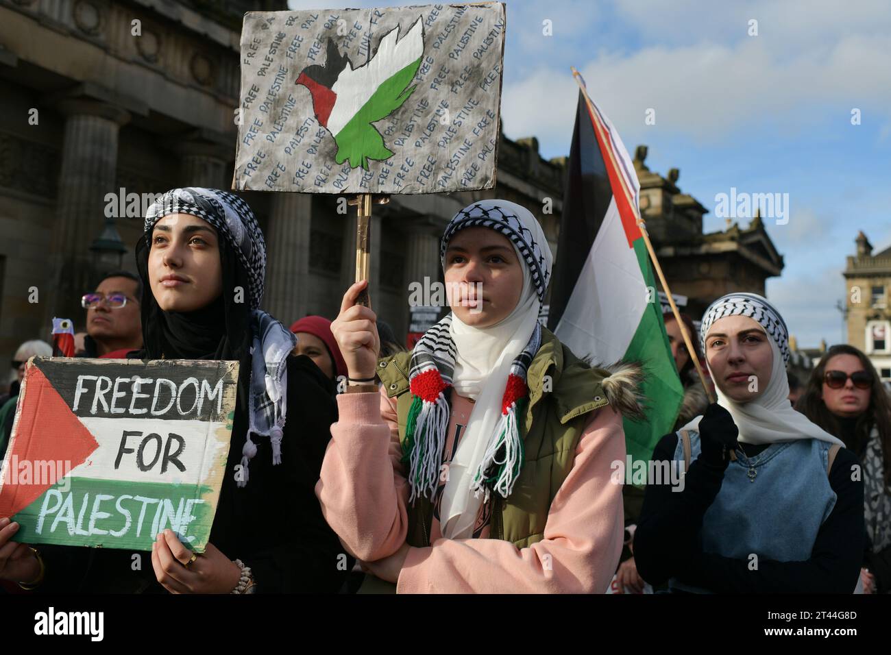Édimbourg Écosse, Royaume-Uni 28 octobre 2023. Des centaines de manifestants pro-palestiniens se rassemblent à The Mound pour un rassemblement, puis défilent le long de Princes Street jusqu'au consulat général des États-Unis. crédit sst/alamy live news Banque D'Images