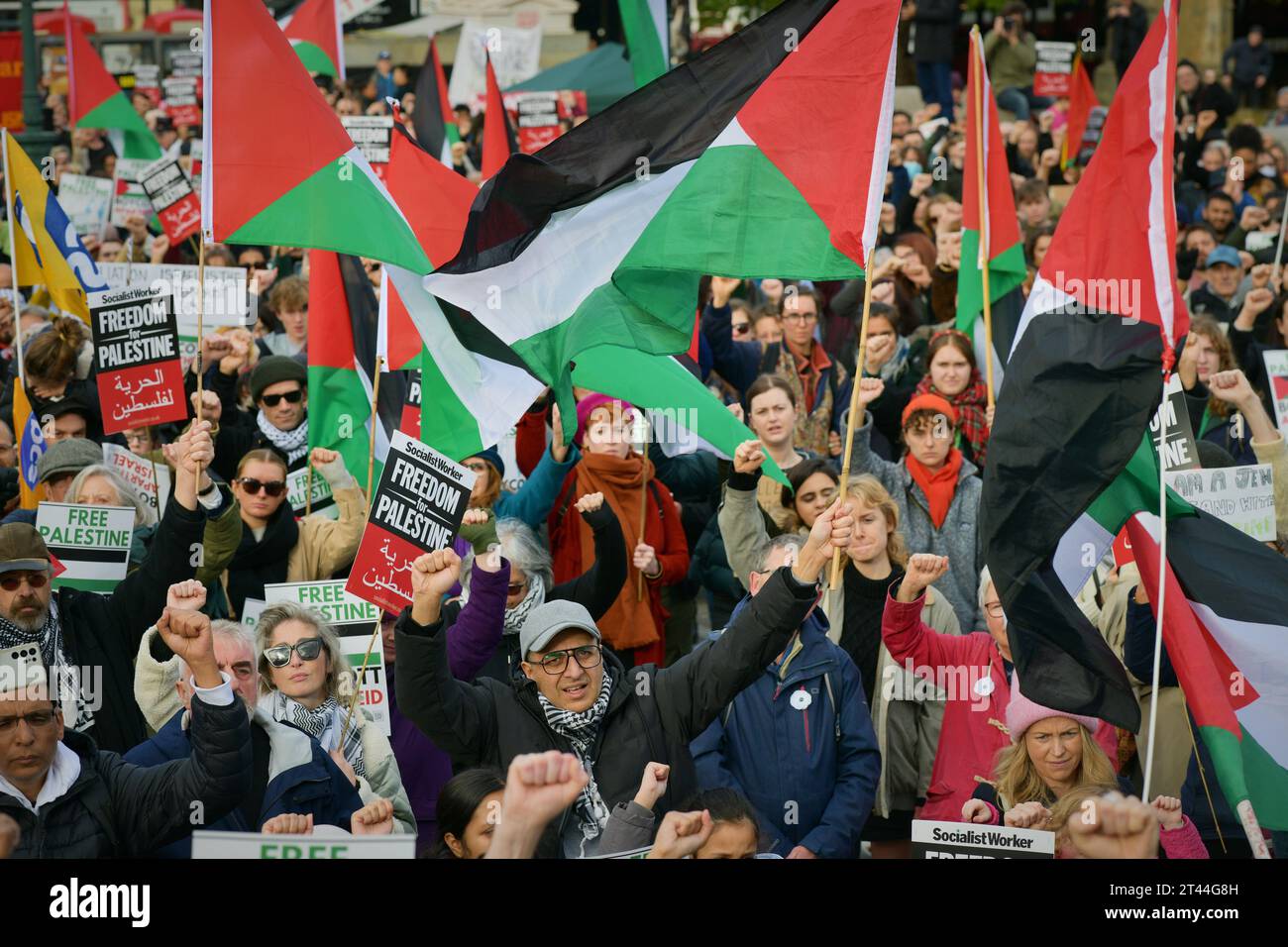 Édimbourg Écosse, Royaume-Uni 28 octobre 2023. Des centaines de manifestants pro-palestiniens se rassemblent à The Mound pour un rassemblement, puis défilent le long de Princes Street jusqu'au consulat général des États-Unis. crédit sst/alamy live news Banque D'Images