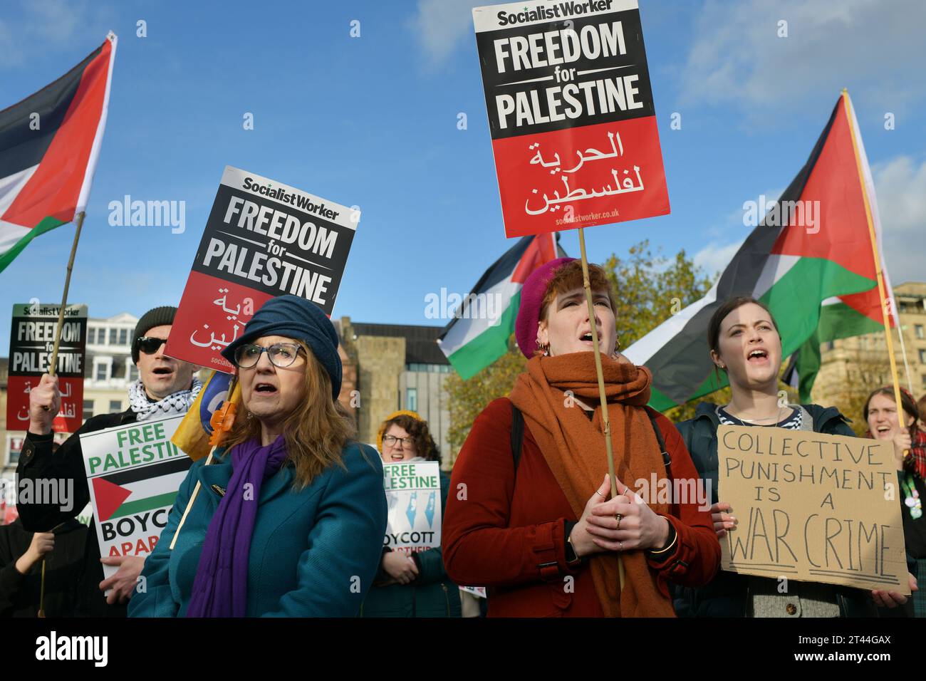 Édimbourg Écosse, Royaume-Uni 28 octobre 2023. Des centaines de manifestants pro-palestiniens se rassemblent à The Mound pour un rassemblement, puis défilent le long de Princes Street jusqu'au consulat général des États-Unis. crédit sst/alamy live news Banque D'Images