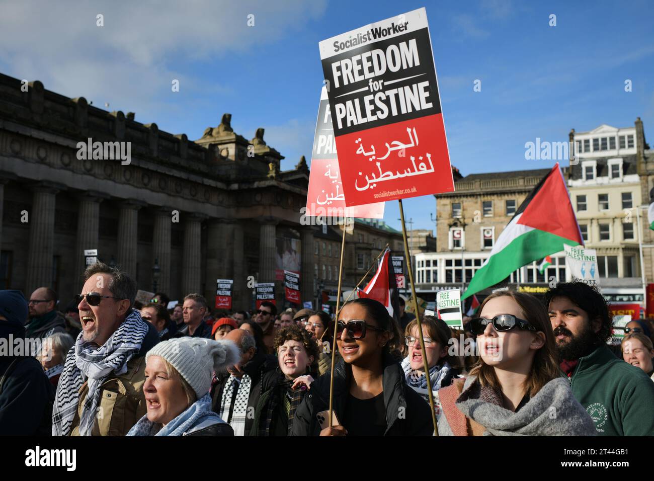 Édimbourg Écosse, Royaume-Uni 28 octobre 2023. Des centaines de manifestants pro-palestiniens se rassemblent à The Mound pour un rassemblement, puis défilent le long de Princes Street jusqu'au consulat général des États-Unis. crédit sst/alamy live news Banque D'Images