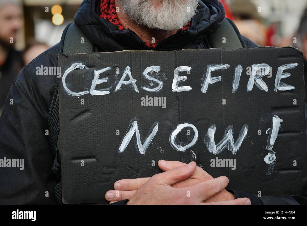 Édimbourg Écosse, Royaume-Uni 28 octobre 2023. Des centaines de manifestants pro-palestiniens se rassemblent à The Mound pour un rassemblement, puis défilent le long de Princes Street jusqu'au consulat général des États-Unis. crédit sst/alamy live news Banque D'Images