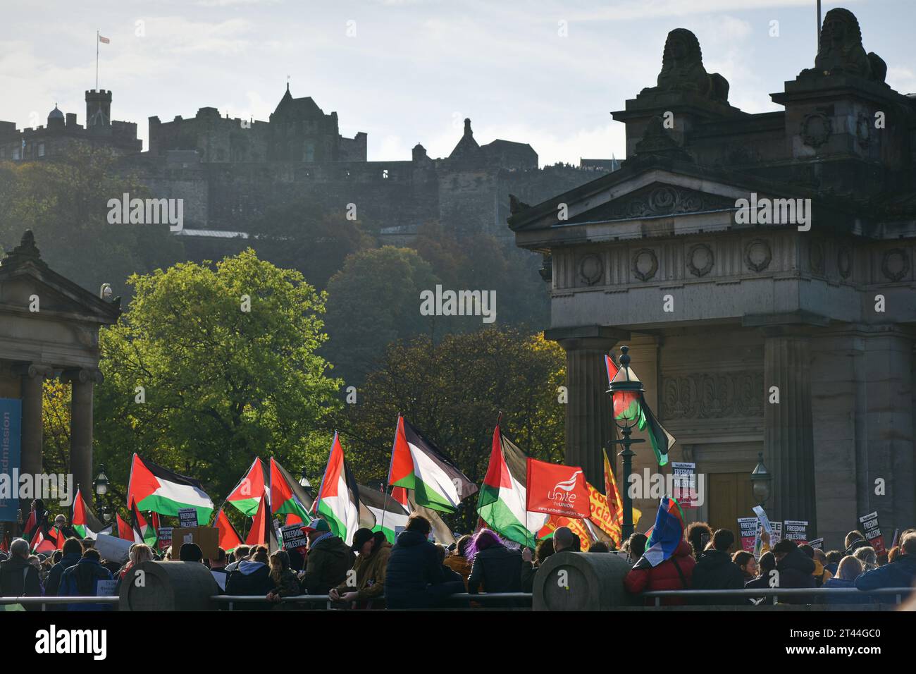 Édimbourg Écosse, Royaume-Uni 28 octobre 2023. Des centaines de manifestants pro-palestiniens se rassemblent à The Mound pour un rassemblement, puis défilent le long de Princes Street jusqu'au consulat général des États-Unis. crédit sst/alamy live news Banque D'Images