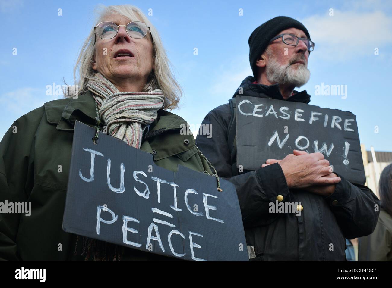 Édimbourg Écosse, Royaume-Uni 28 octobre 2023. Des centaines de manifestants pro-palestiniens se rassemblent à The Mound pour un rassemblement, puis défilent le long de Princes Street jusqu'au consulat général des États-Unis. crédit sst/alamy live news Banque D'Images