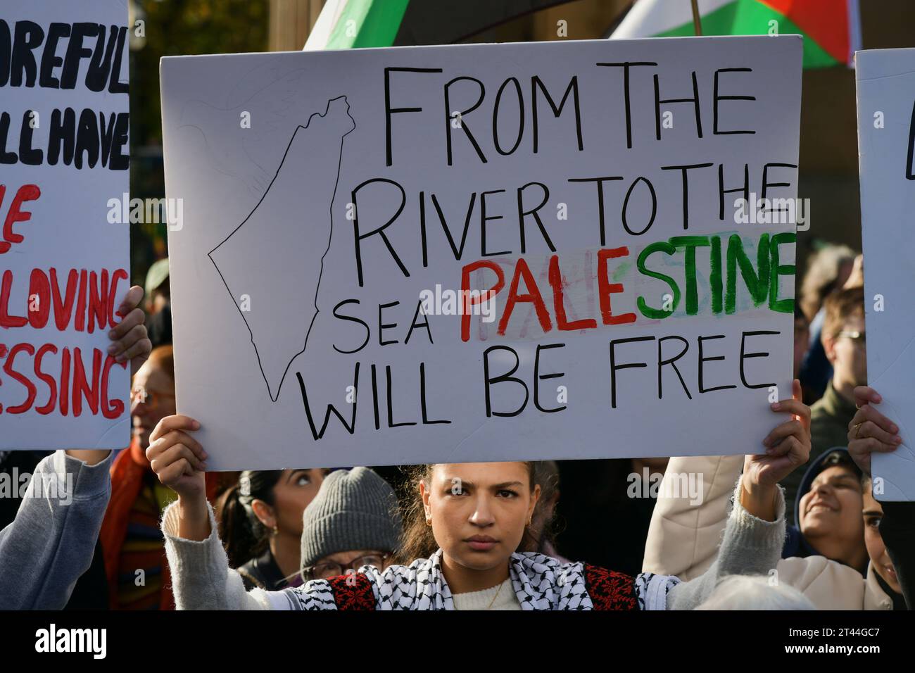Édimbourg Écosse, Royaume-Uni 28 octobre 2023. Des centaines de manifestants pro-palestiniens se rassemblent à The Mound pour un rassemblement, puis défilent le long de Princes Street jusqu'au consulat général des États-Unis. crédit sst/alamy live news Banque D'Images
