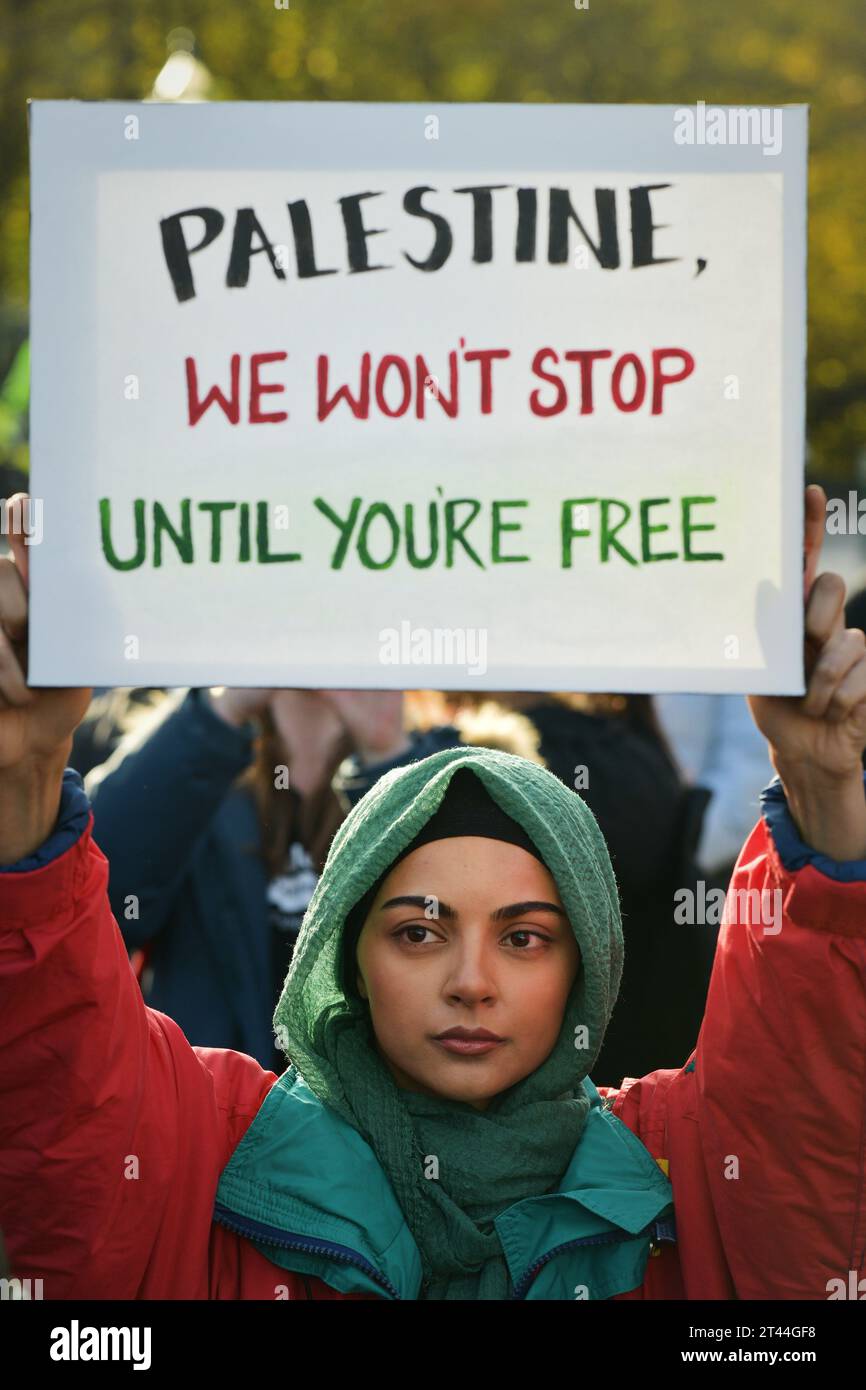 Édimbourg Écosse, Royaume-Uni 28 octobre 2023. Des centaines de manifestants pro-palestiniens se rassemblent à The Mound pour un rassemblement, puis défilent le long de Princes Street jusqu'au consulat général des États-Unis. crédit sst/alamy live news Banque D'Images