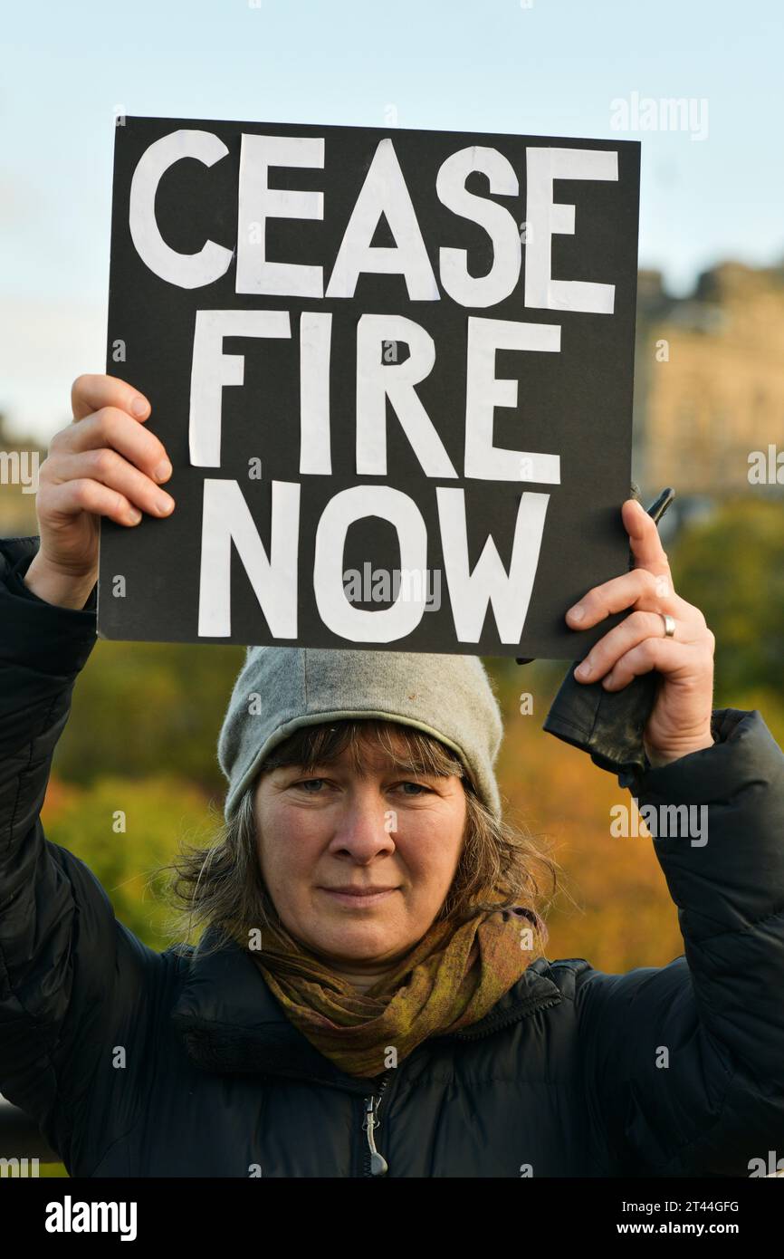 Édimbourg Écosse, Royaume-Uni 28 octobre 2023. Des centaines de manifestants pro-palestiniens se rassemblent à The Mound pour un rassemblement, puis défilent le long de Princes Street jusqu'au consulat général des États-Unis. crédit sst/alamy live news Banque D'Images