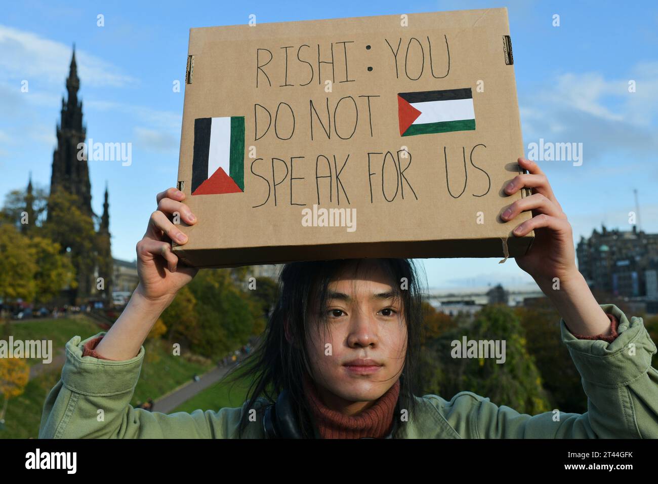 Édimbourg Écosse, Royaume-Uni 28 octobre 2023. Des centaines de manifestants pro-palestiniens se rassemblent à The Mound pour un rassemblement, puis défilent le long de Princes Street jusqu'au consulat général des États-Unis. crédit sst/alamy live news Banque D'Images