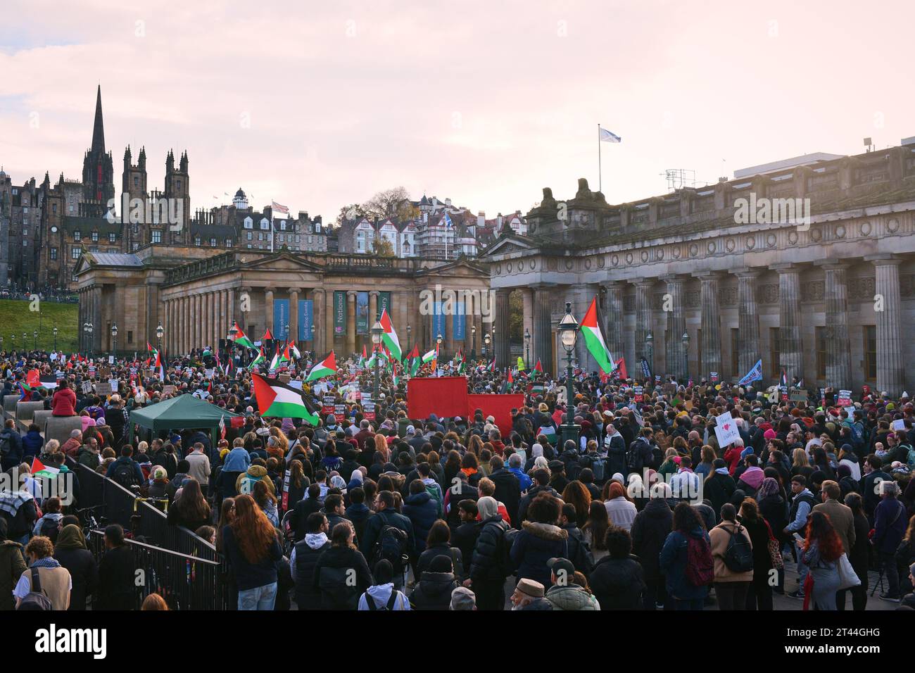 Édimbourg Écosse, Royaume-Uni 28 octobre 2023. Des centaines de manifestants pro-palestiniens se rassemblent à The Mound pour un rassemblement, puis défilent le long de Princes Street jusqu'au consulat général des États-Unis. crédit sst/alamy live news Banque D'Images