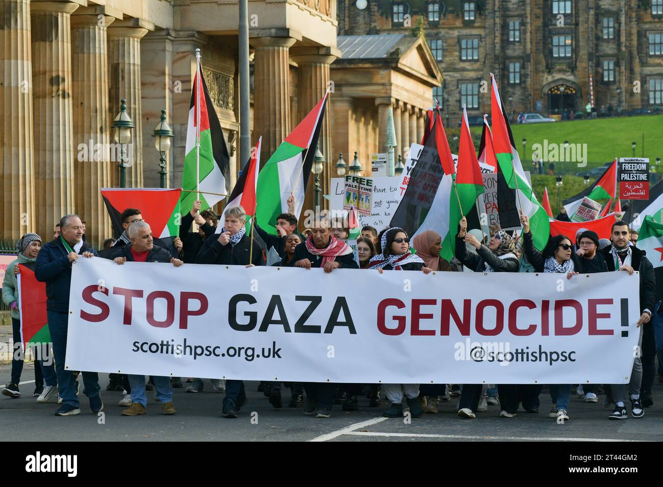Édimbourg Écosse, Royaume-Uni 28 octobre 2023. Des centaines de manifestants pro-palestiniens se rassemblent à The Mound pour un rassemblement, puis défilent le long de Princes Street jusqu'au consulat général des États-Unis. crédit sst/alamy live news Banque D'Images