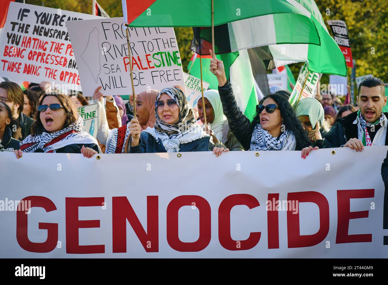 Édimbourg Écosse, Royaume-Uni 28 octobre 2023. Des centaines de manifestants pro-palestiniens se rassemblent à The Mound pour un rassemblement, puis défilent le long de Princes Street jusqu'au consulat général des États-Unis. crédit sst/alamy live news Banque D'Images