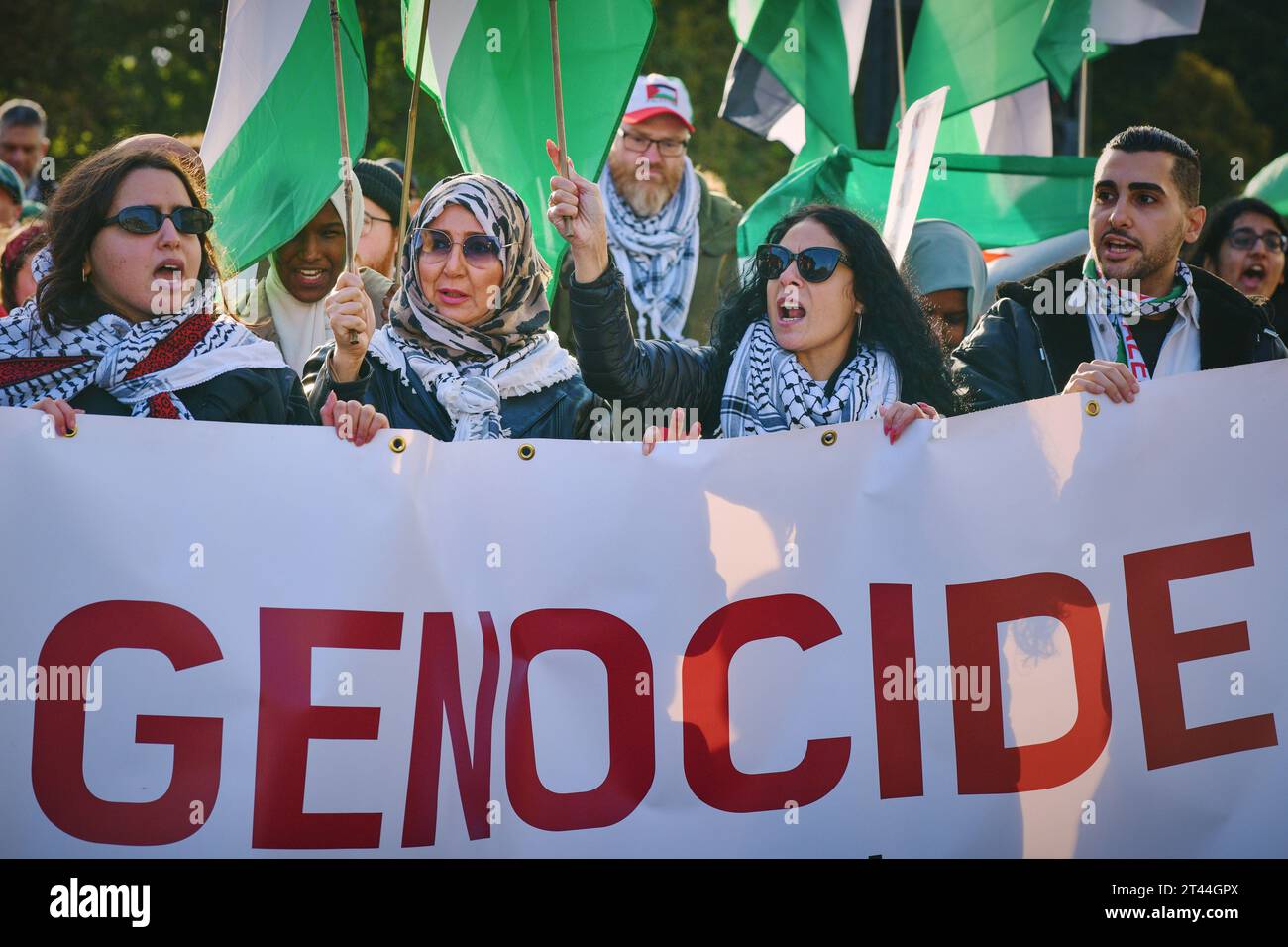 Édimbourg Écosse, Royaume-Uni 28 octobre 2023. Des centaines de manifestants pro-palestiniens se rassemblent à The Mound pour un rassemblement, puis défilent le long de Princes Street jusqu'au consulat général des États-Unis. crédit sst/alamy live news Banque D'Images