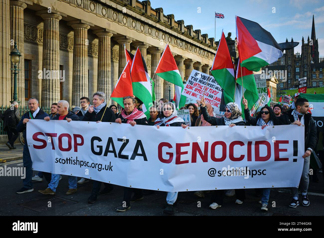 Édimbourg Écosse, Royaume-Uni 28 octobre 2023. Des centaines de manifestants pro-palestiniens se rassemblent à The Mound pour un rassemblement, puis défilent le long de Princes Street jusqu'au consulat général des États-Unis. crédit sst/alamy live news Banque D'Images