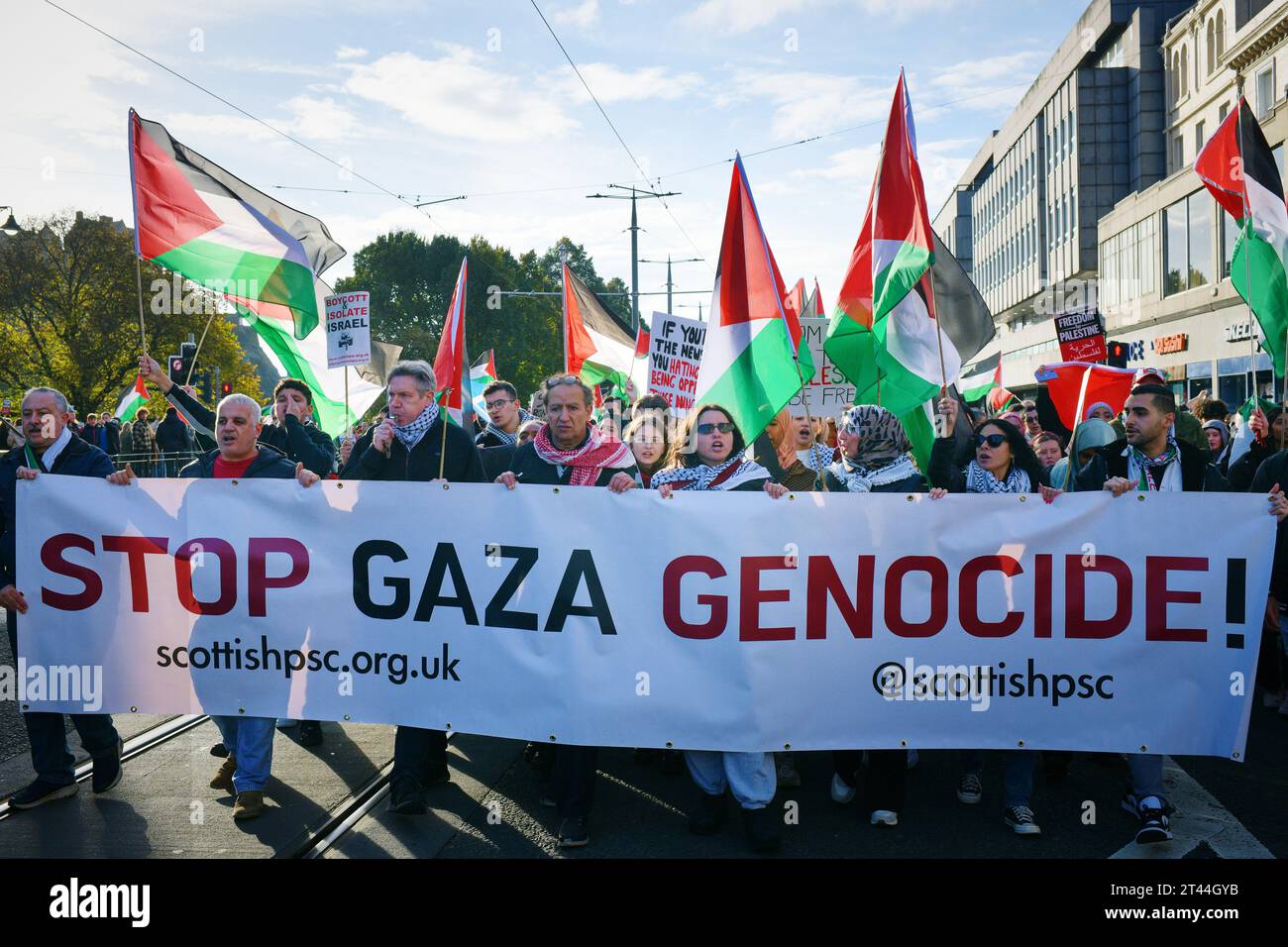 Édimbourg Écosse, Royaume-Uni 28 octobre 2023. Des centaines de manifestants pro-palestiniens se rassemblent à The Mound pour un rassemblement, puis défilent le long de Princes Street jusqu'au consulat général des États-Unis. crédit sst/alamy live news Banque D'Images
