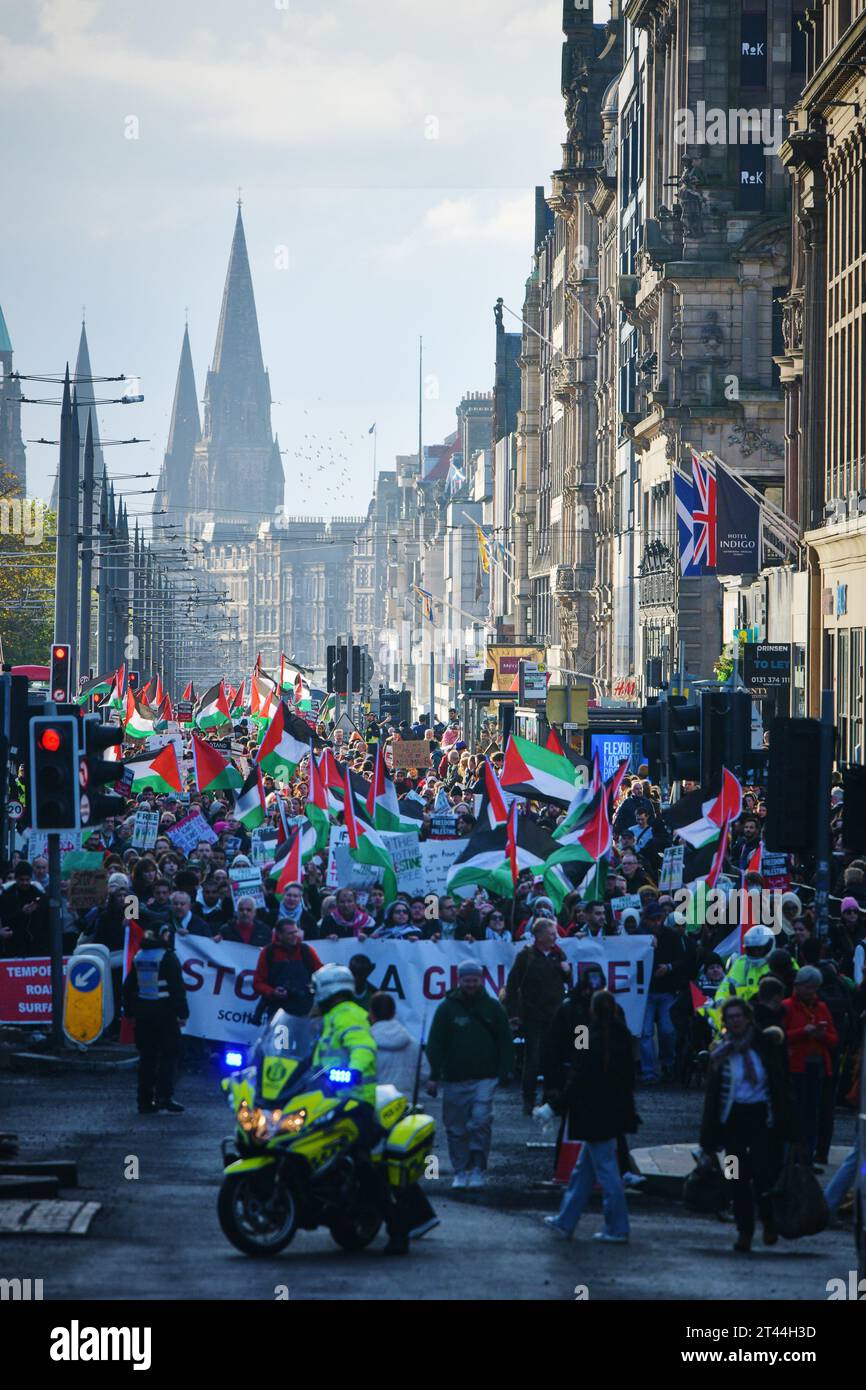 Édimbourg Écosse, Royaume-Uni 28 octobre 2023. Des centaines de manifestants pro-palestiniens se rassemblent à The Mound pour un rassemblement, puis défilent le long de Princes Street jusqu'au consulat général des États-Unis. crédit sst/alamy live news Banque D'Images