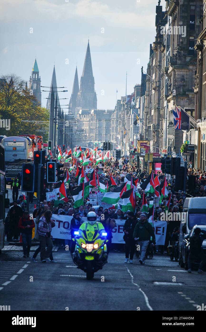 Édimbourg Écosse, Royaume-Uni 28 octobre 2023. Des centaines de manifestants pro-palestiniens se rassemblent à The Mound pour un rassemblement, puis défilent le long de Princes Street jusqu'au consulat général des États-Unis. crédit sst/alamy live news Banque D'Images