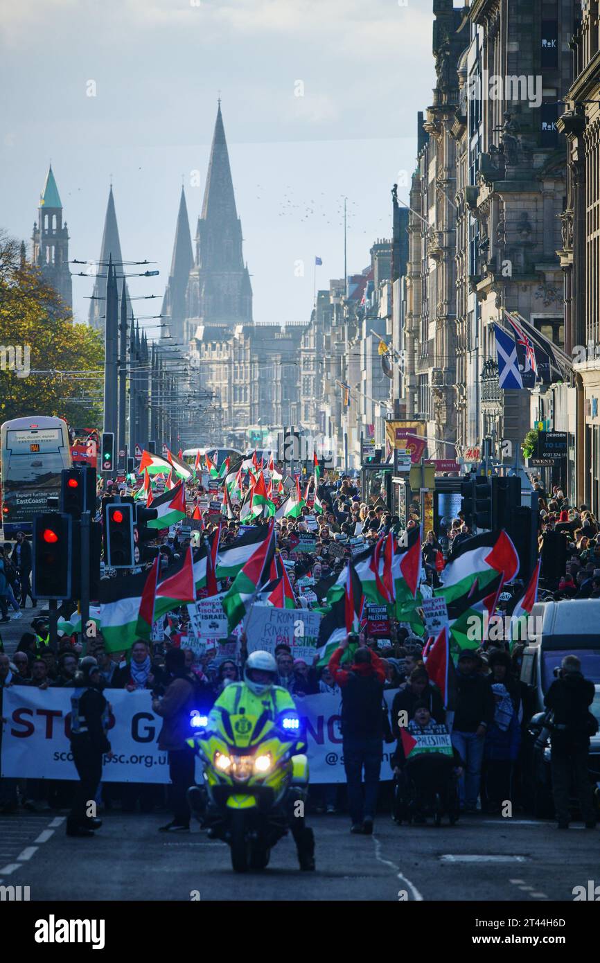 Édimbourg Écosse, Royaume-Uni 28 octobre 2023. Des centaines de manifestants pro-palestiniens se rassemblent à The Mound pour un rassemblement, puis défilent le long de Princes Street jusqu'au consulat général des États-Unis. crédit sst/alamy live news Banque D'Images