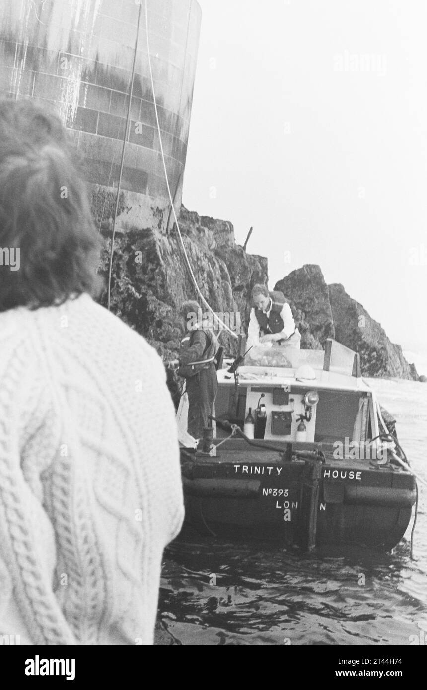 Un lancement d'approvisionnement de Trinity House à la base du rocher sur lequel se dresse le phare de Bishops Rock, à 4 miles au large des îles Scilly. Livraison de fournitures Banque D'Images