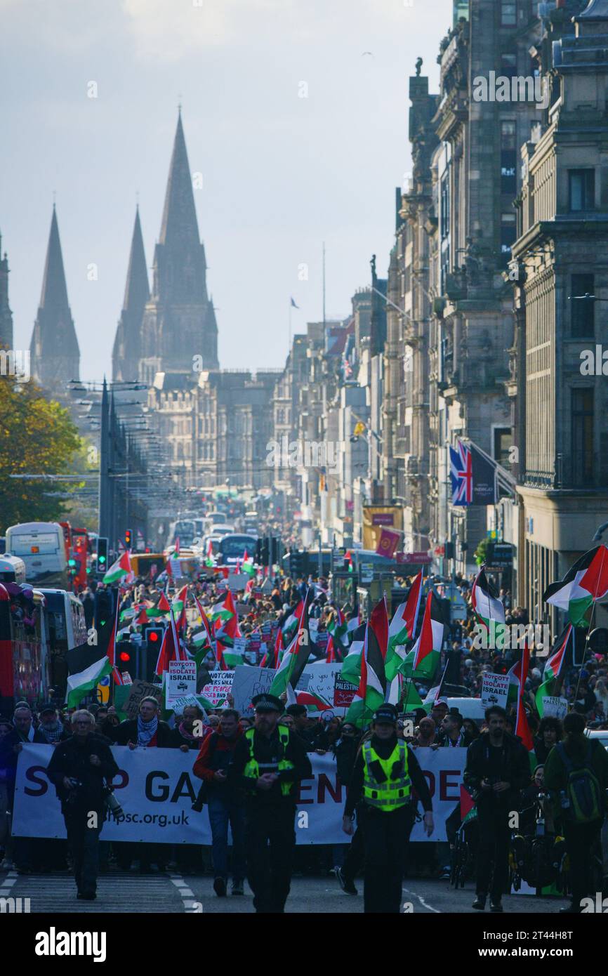 Édimbourg Écosse, Royaume-Uni 28 octobre 2023. Des centaines de manifestants pro-palestiniens se rassemblent à The Mound pour un rassemblement, puis défilent le long de Princes Street jusqu'au consulat général des États-Unis. crédit sst/alamy live news Banque D'Images
