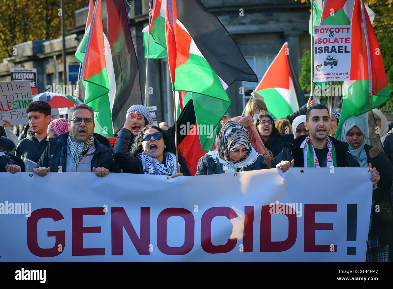 Édimbourg Écosse, Royaume-Uni 28 octobre 2023. Des centaines de manifestants pro-palestiniens se rassemblent à The Mound pour un rassemblement, puis défilent le long de Princes Street jusqu'au consulat général des États-Unis. crédit sst/alamy live news Banque D'Images