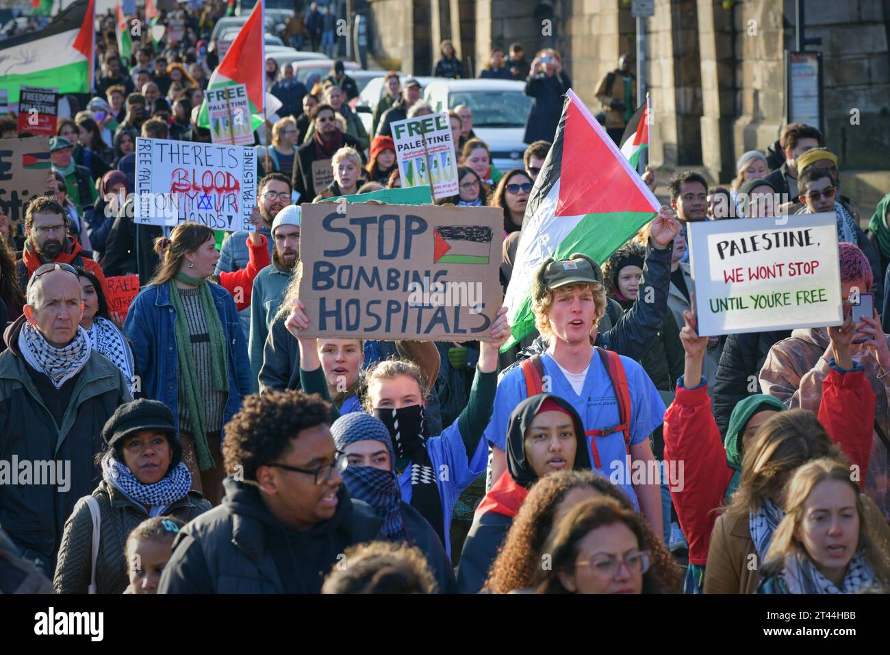 Édimbourg Écosse, Royaume-Uni 28 octobre 2023. Des centaines de manifestants pro-palestiniens se rassemblent à The Mound pour un rassemblement, puis défilent le long de Princes Street jusqu'au consulat général des États-Unis. crédit sst/alamy live news Banque D'Images