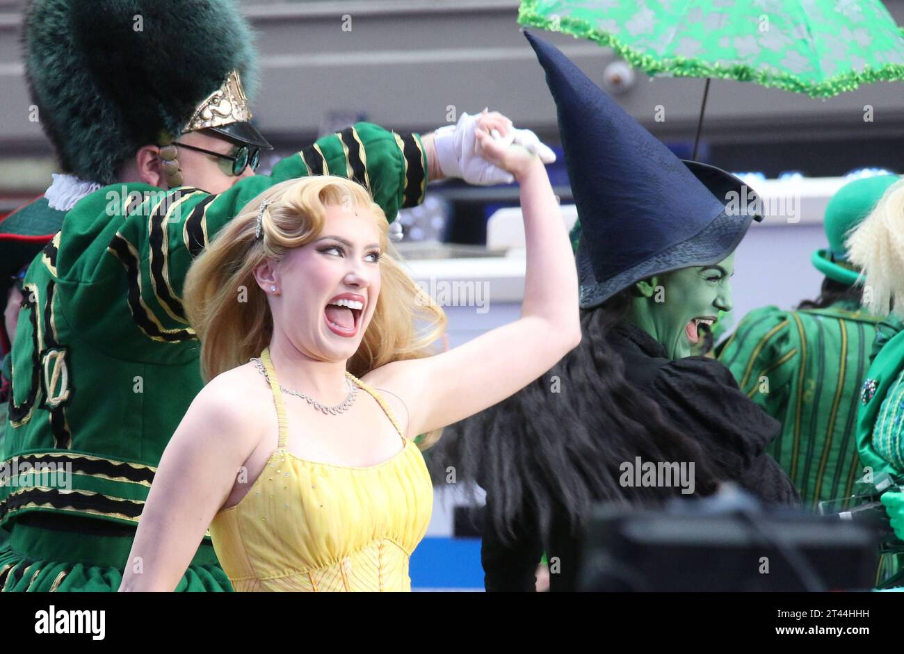 NEW YORK, NY - 27 OCTOBRE : Alyssa Fox et McKenzie Kurtz et la distribution de Broadway s Wicked, jouent sur Good Morning America le 27 octobre 2023 à ne York City. Copyright : xRWx crédit : Imago/Alamy Live News Banque D'Images